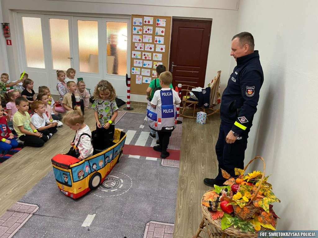 Policjanci edukowali najmłodszych w ramach akcji `Bezpieczna droga do szkoły` [zdjęcia]
