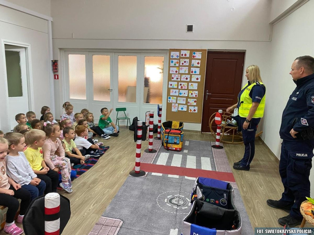 Policjanci edukowali najmłodszych w ramach akcji `Bezpieczna droga do szkoły` [zdjęcia]