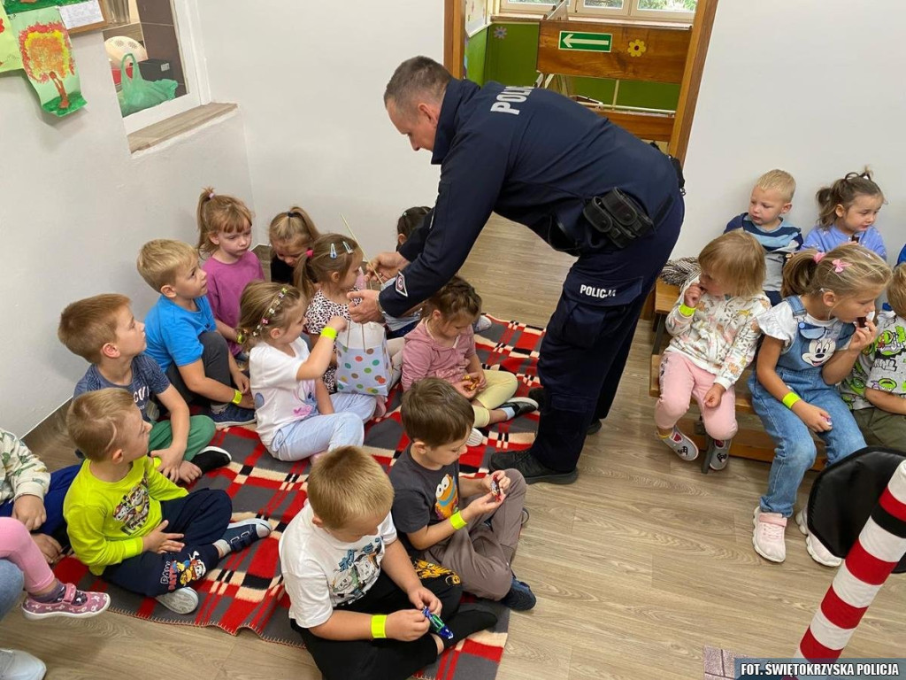 Policjanci edukowali najmłodszych w ramach akcji `Bezpieczna droga do szkoły` [zdjęcia]