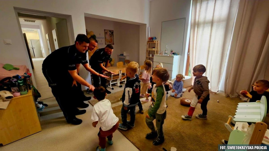 Policjanci edukowali najmłodszych w ramach akcji `Bezpieczna droga do szkoły` [zdjęcia]