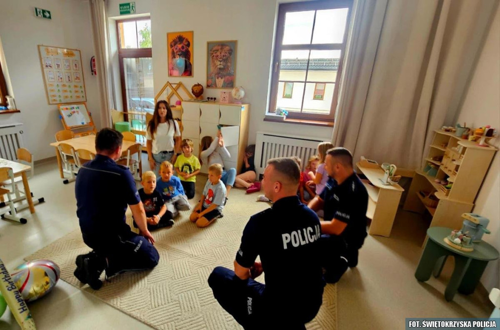 Policjanci edukowali najmłodszych w ramach akcji `Bezpieczna droga do szkoły` [zdjęcia]