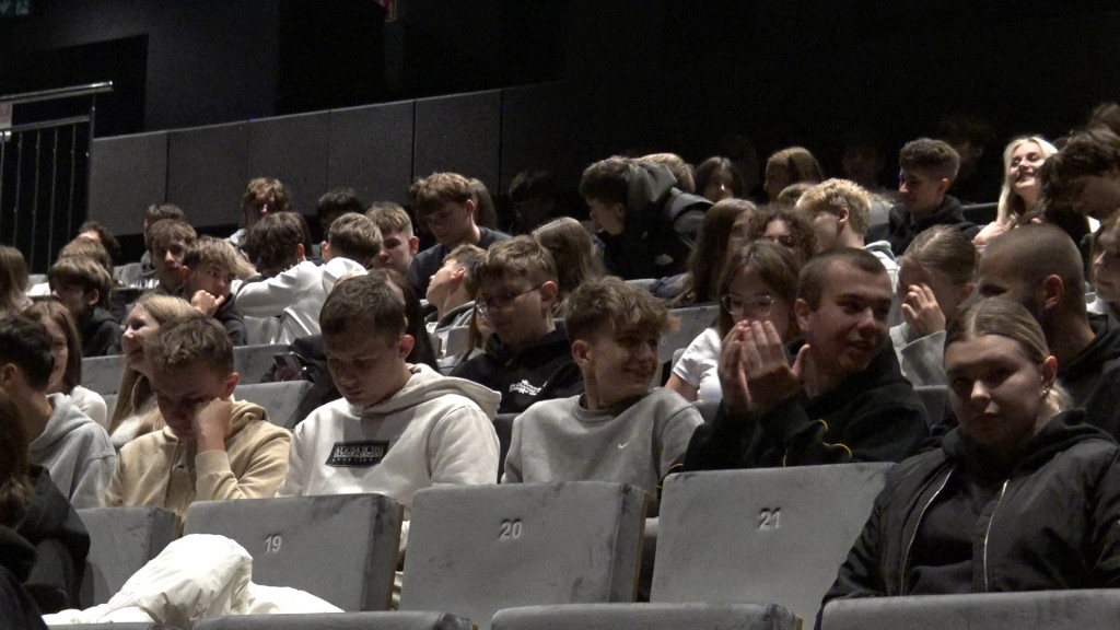 Sala widowiskowa zmieniła się w Kino Lekturowe dla uczniów szkół średnich [wideo, zdjęcia]