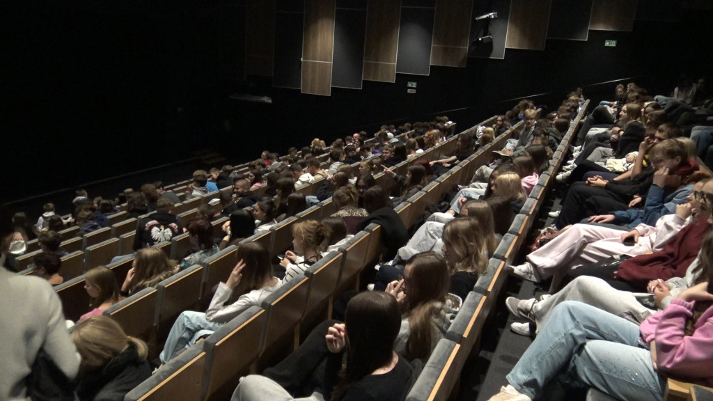 Sala widowiskowa zmieniła się w Kino Lekturowe dla uczniów szkół średnich [wideo, zdjęcia]