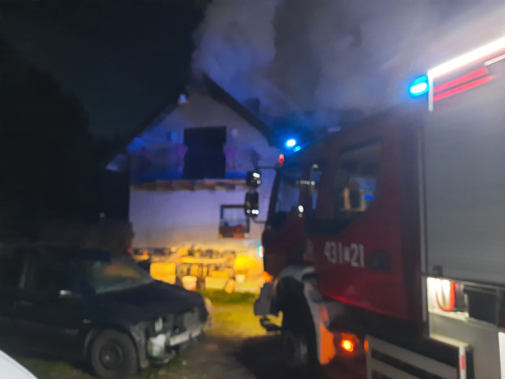 Dom typu bliźniak płonął w Stąporkowie. Są poszkodowani [zdjęcia]