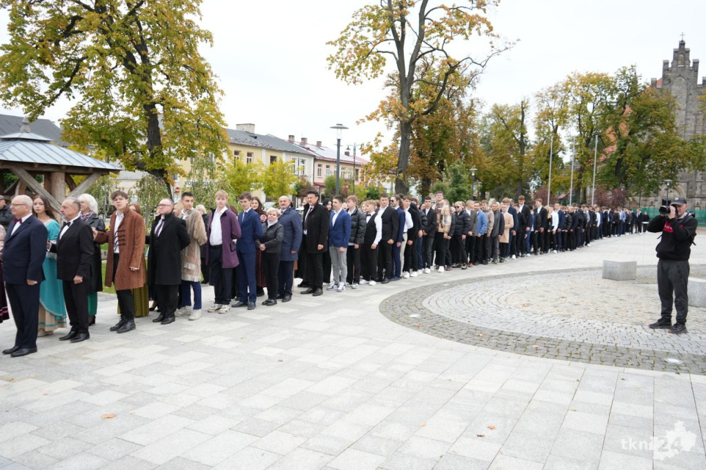 80 par na 80-lecie Ekonomika. Mnóstwo par tańczyło poloneza na koneckim rynku [wideo, zdjęcia]