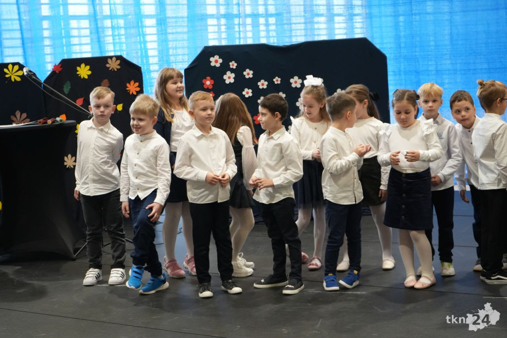 Uczniowie koneckiej `Dwójki` ślubowali na nowy sztandar szkoły [wideo, zdjęcia]
