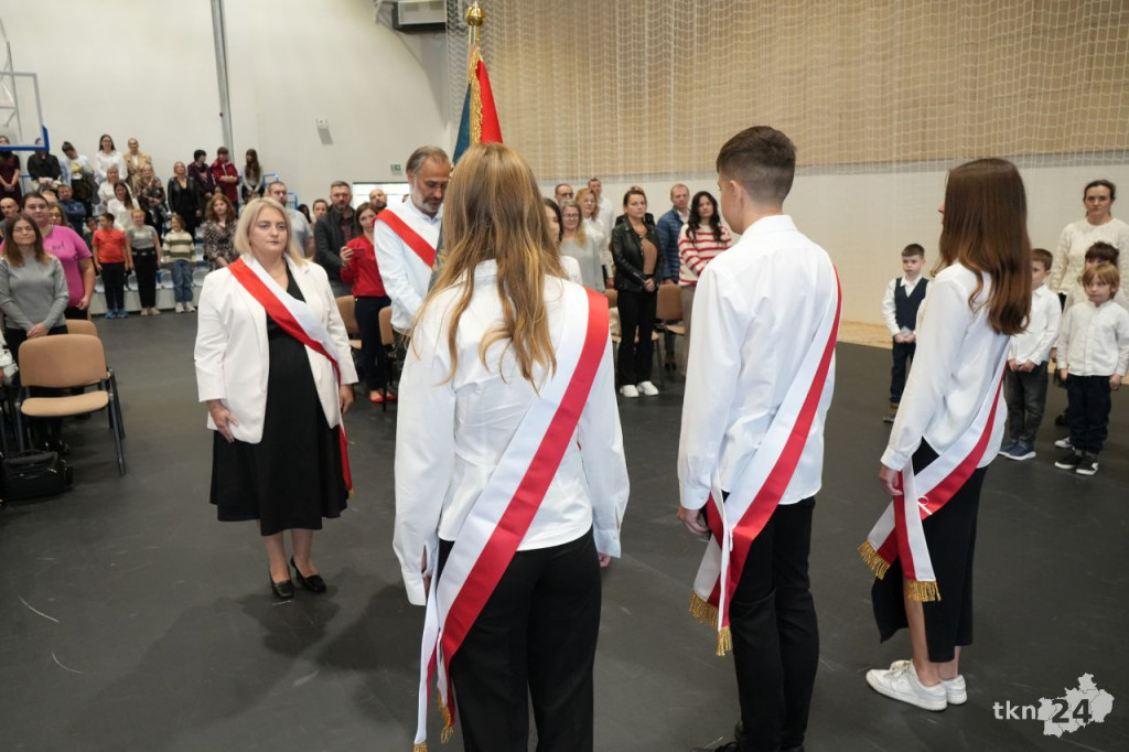 Uczniowie koneckiej `Dwójki` ślubowali na nowy sztandar szkoły [wideo, zdjęcia]