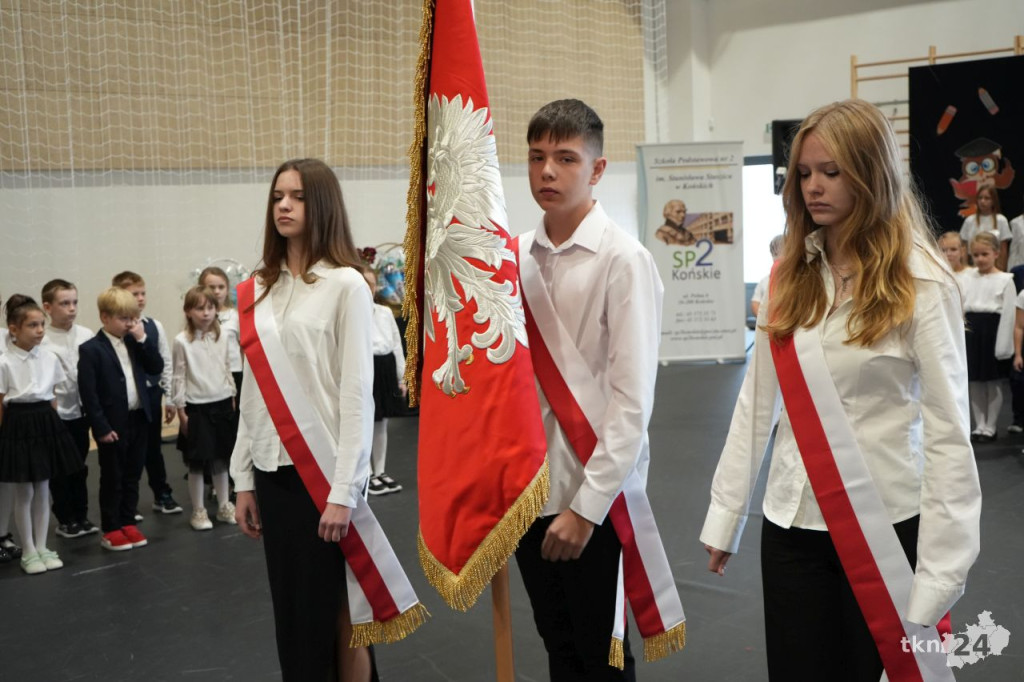 Uczniowie koneckiej `Dwójki` ślubowali na nowy sztandar szkoły [wideo, zdjęcia]