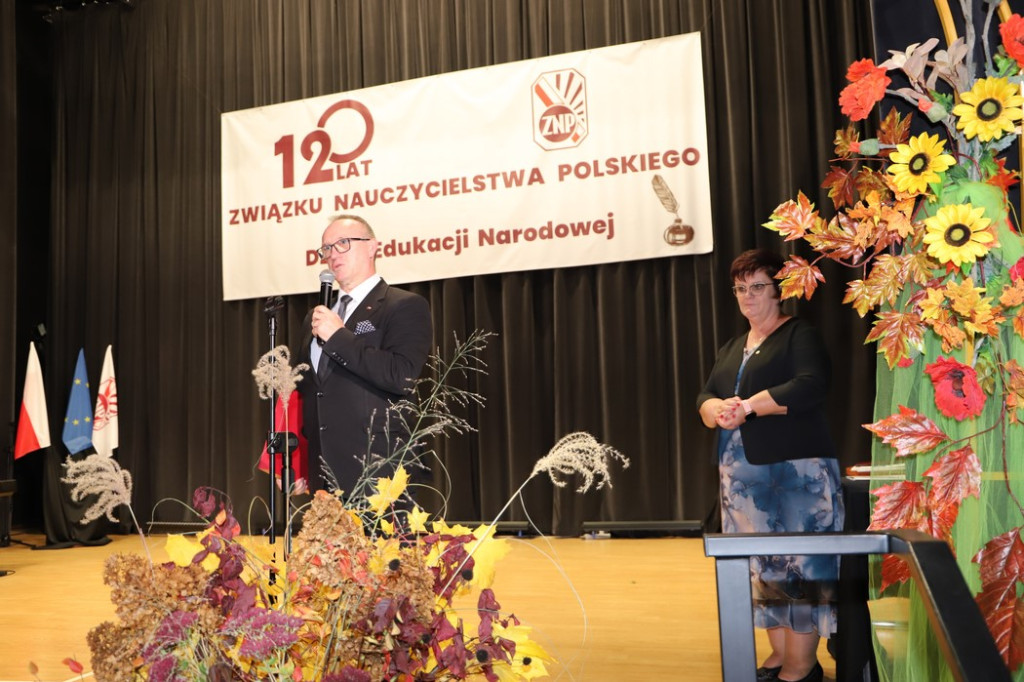 Uroczyste akademie i nagrody dla nauczycieli z okazji Dnia Edukacji Narodowej w Gowarczowie [zdjęcia]
