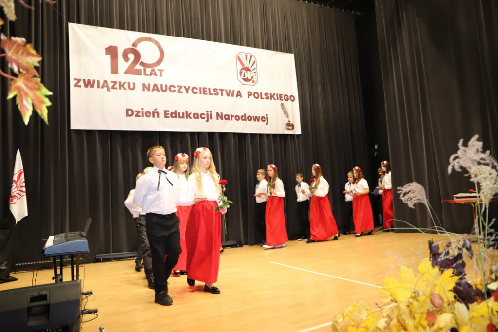 Uroczyste akademie i nagrody dla nauczycieli z okazji Dnia Edukacji Narodowej w Gowarczowie [zdjęcia]