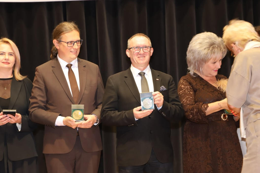 Uroczyste akademie i nagrody dla nauczycieli z okazji Dnia Edukacji Narodowej w Gowarczowie [zdjęcia]
