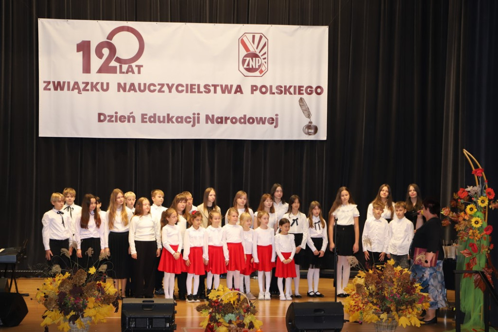Uroczyste akademie i nagrody dla nauczycieli z okazji Dnia Edukacji Narodowej w Gowarczowie [zdjęcia]
