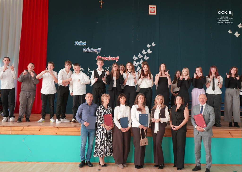 Uroczyste akademie i nagrody dla nauczycieli z okazji Dnia Edukacji Narodowej w Gowarczowie [zdjęcia]