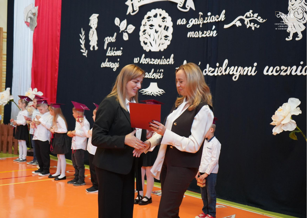 Uroczyste akademie i nagrody dla nauczycieli z okazji Dnia Edukacji Narodowej w Gowarczowie [zdjęcia]