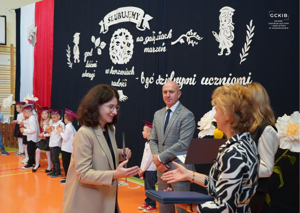 Uroczyste akademie i nagrody dla nauczycieli z okazji Dnia Edukacji Narodowej w Gowarczowie [zdjęcia]