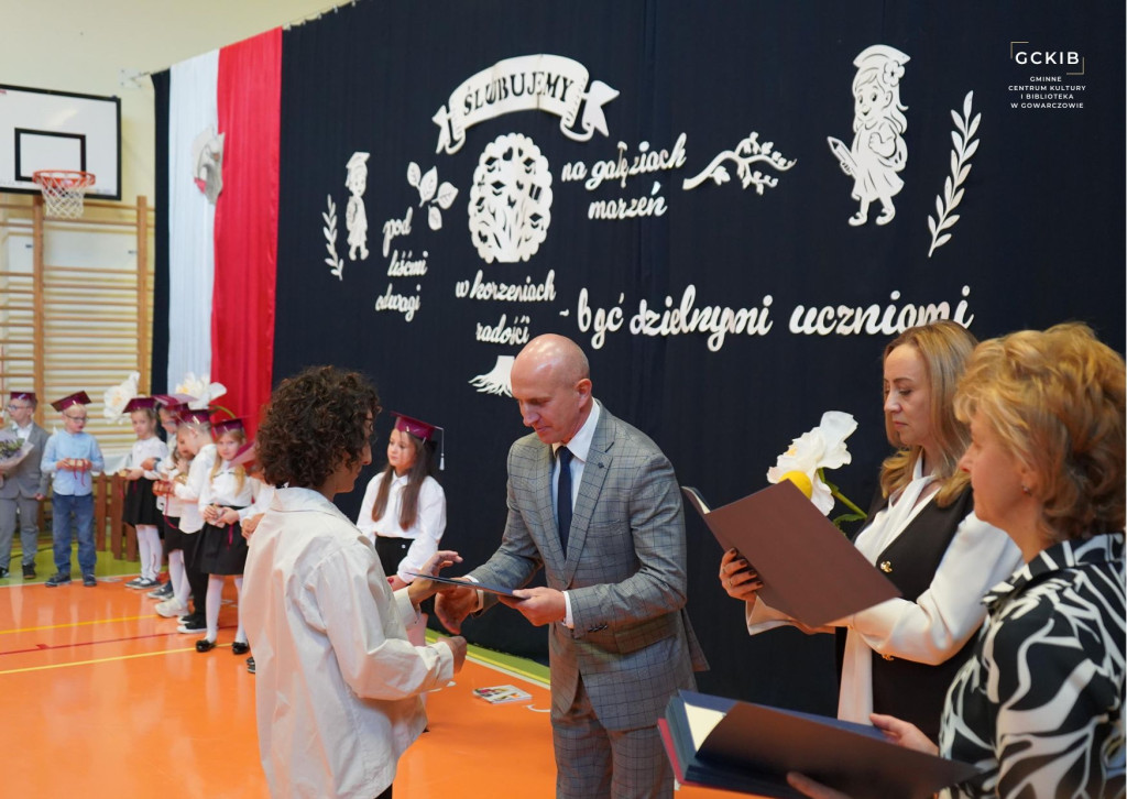 Uroczyste akademie i nagrody dla nauczycieli z okazji Dnia Edukacji Narodowej w Gowarczowie [zdjęcia]