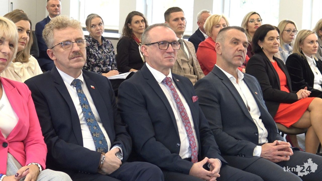 Powiat konecki docenił nauczycieli i dyrektorów z okazji Dnia Edukacji Narodowej [wideo, zdjęcia]