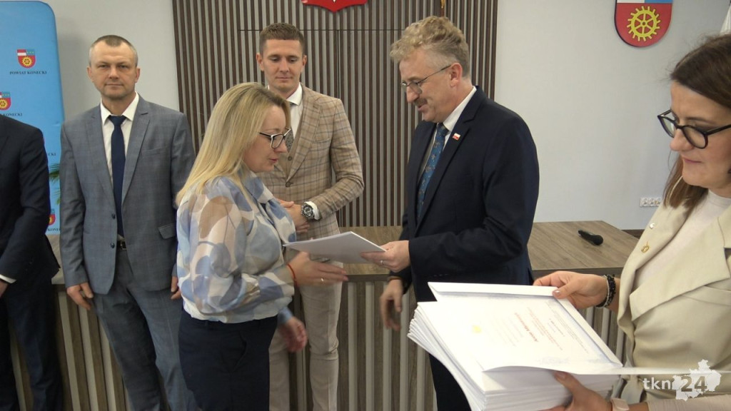 Powiat konecki docenił nauczycieli i dyrektorów z okazji Dnia Edukacji Narodowej [wideo, zdjęcia]