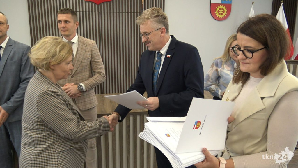 Powiat konecki docenił nauczycieli i dyrektorów z okazji Dnia Edukacji Narodowej [wideo, zdjęcia]