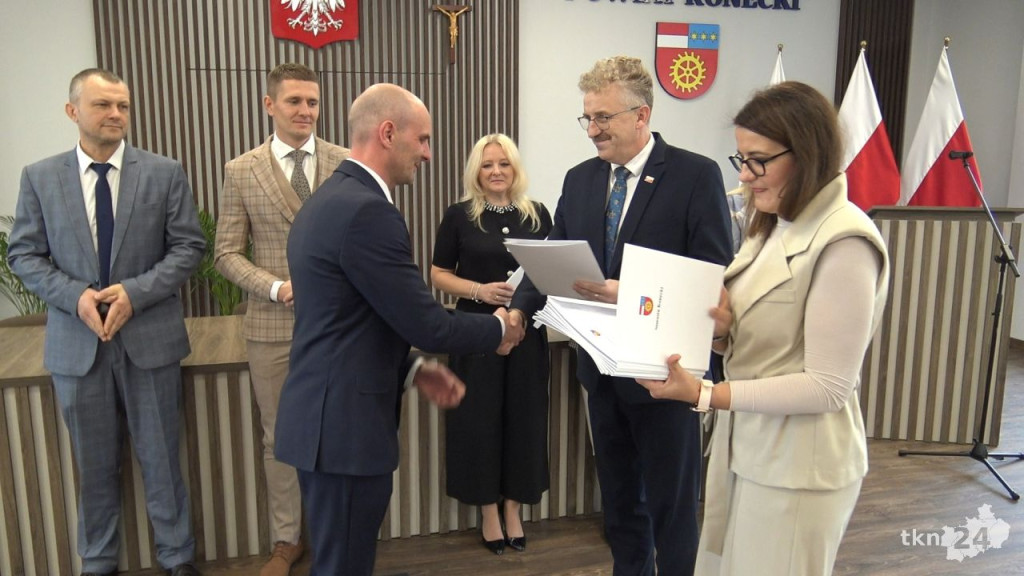 Powiat konecki docenił nauczycieli i dyrektorów z okazji Dnia Edukacji Narodowej [wideo, zdjęcia]