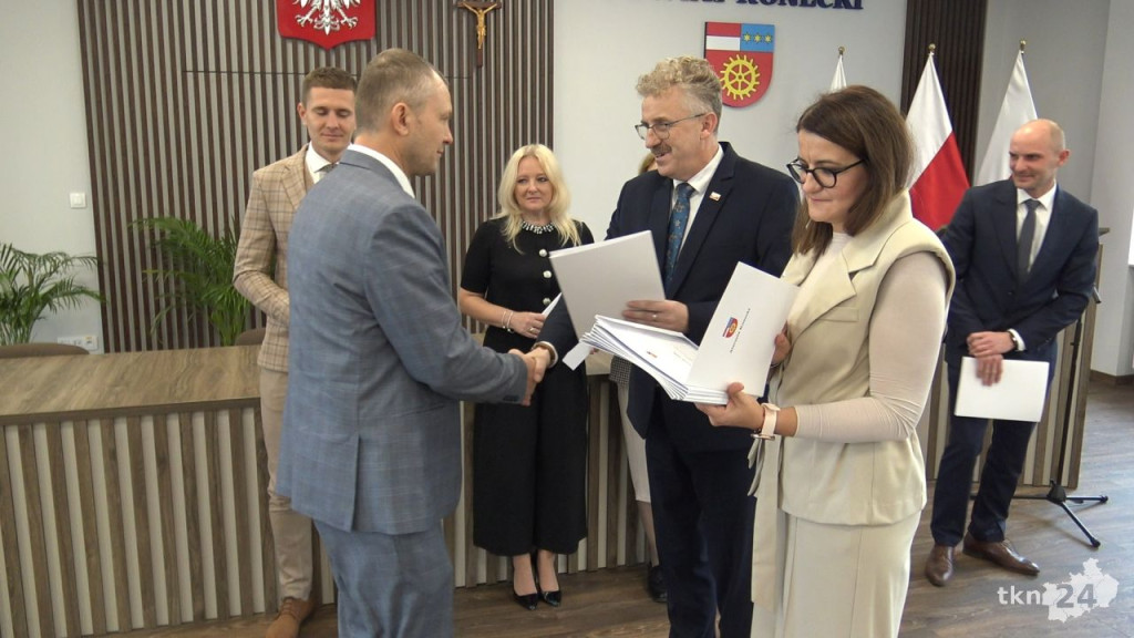 Powiat konecki docenił nauczycieli i dyrektorów z okazji Dnia Edukacji Narodowej [wideo, zdjęcia]