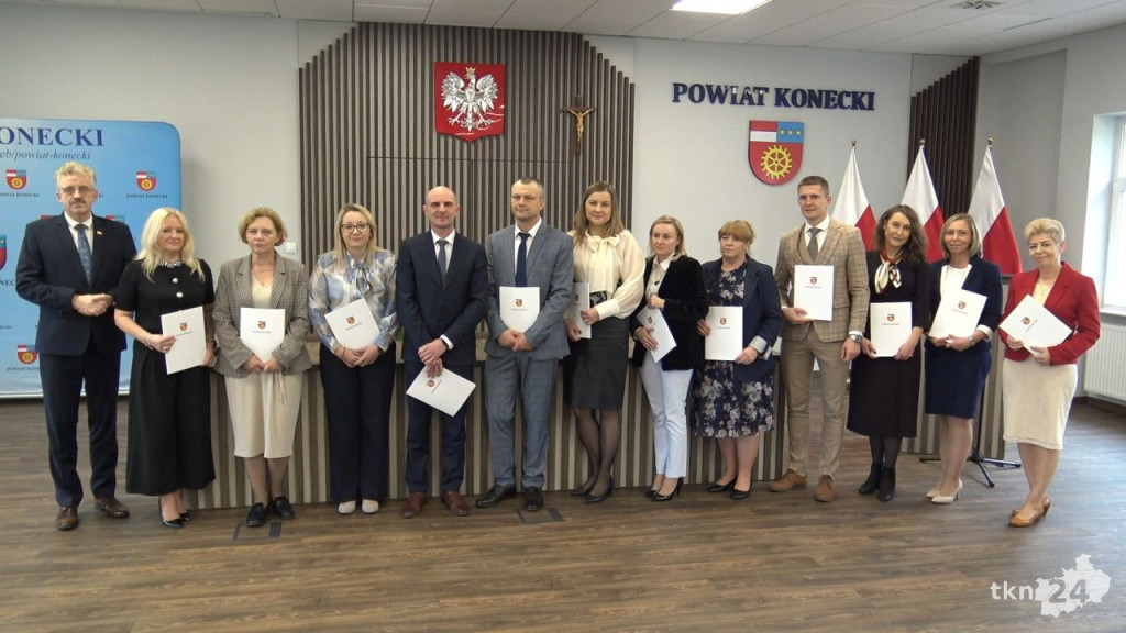 Powiat konecki docenił nauczycieli i dyrektorów z okazji Dnia Edukacji Narodowej [wideo, zdjęcia]