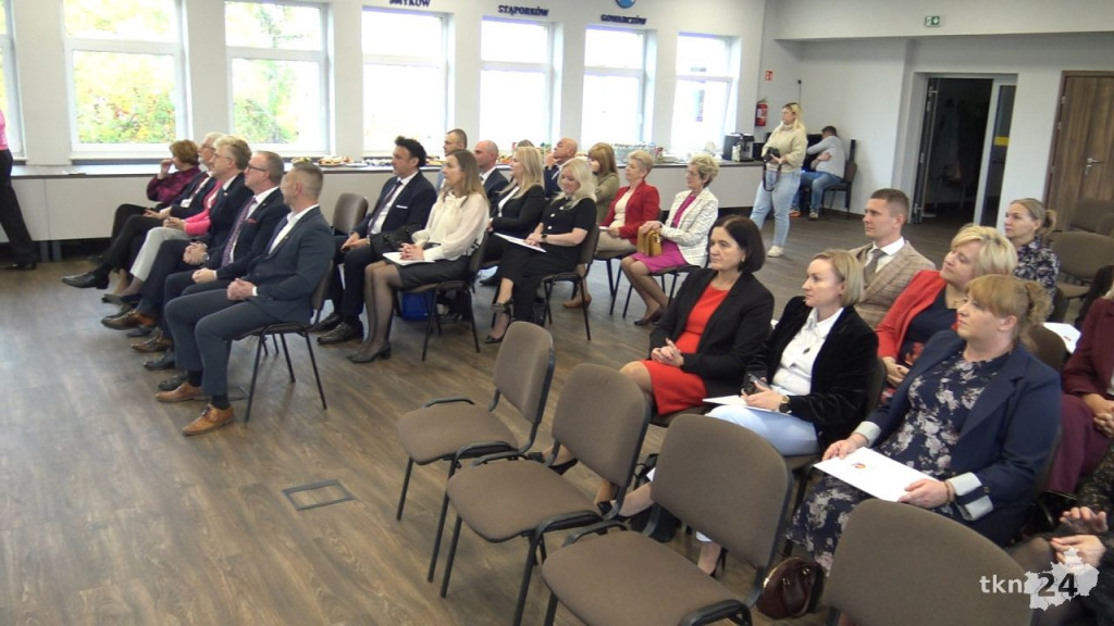 Powiat konecki docenił nauczycieli i dyrektorów z okazji Dnia Edukacji Narodowej [wideo, zdjęcia]