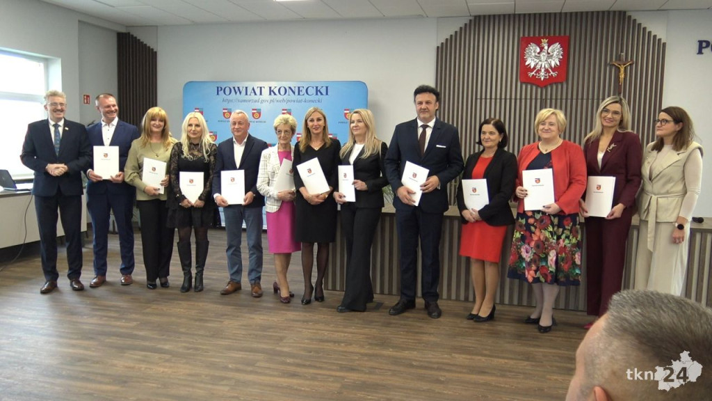 Powiat konecki docenił nauczycieli i dyrektorów z okazji Dnia Edukacji Narodowej [wideo, zdjęcia]
