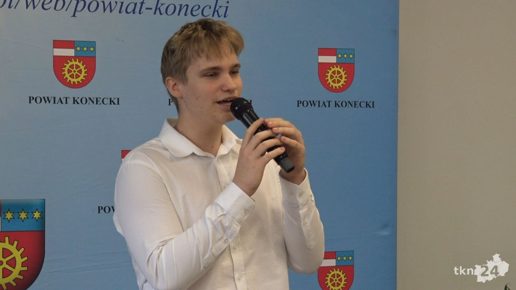 Powiat konecki docenił nauczycieli i dyrektorów z okazji Dnia Edukacji Narodowej [wideo, zdjęcia]