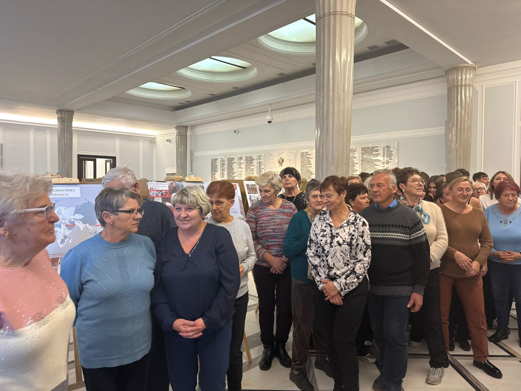 Mieszkańcy gminy Smyków zwiedzili Sejm RP z posłem Bartłomiejem Dorywalskim [zdjęcia]