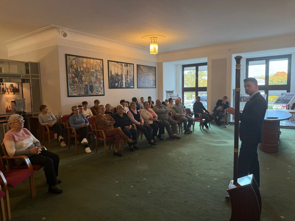 Mieszkańcy gminy Smyków zwiedzili Sejm RP z posłem Bartłomiejem Dorywalskim [zdjęcia]