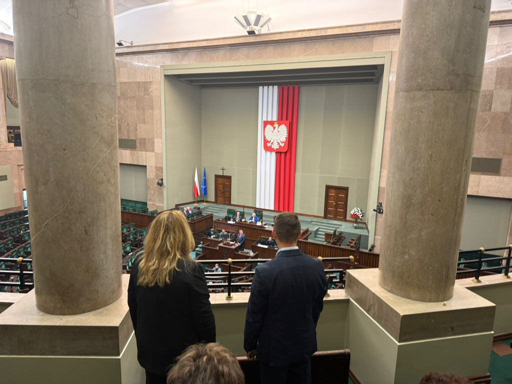 Mieszkańcy gminy Smyków zwiedzili Sejm RP z posłem Bartłomiejem Dorywalskim [zdjęcia]