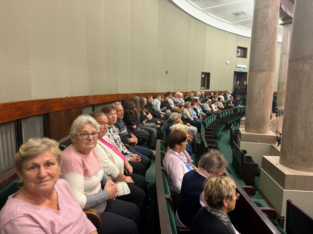 Mieszkańcy gminy Smyków zwiedzili Sejm RP z posłem Bartłomiejem Dorywalskim [zdjęcia]