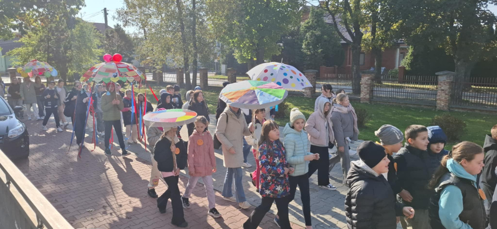 Parasol przyjaźni nad Radoszycami. Uczniowie przeciwko przemocy [zdjęcia]