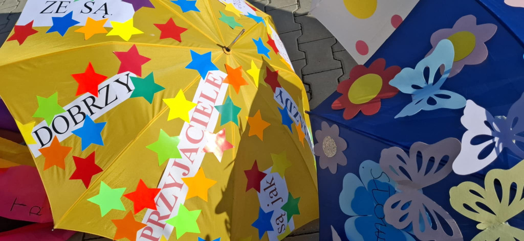 Parasol przyjaźni nad Radoszycami. Uczniowie przeciwko przemocy [zdjęcia]
