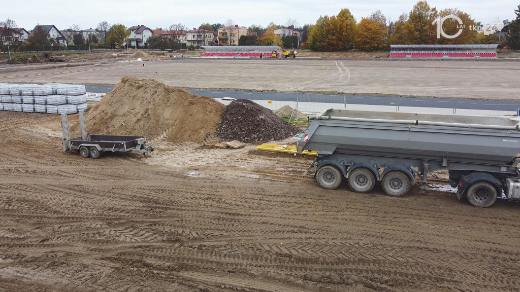 Stadion Lekkoatletyczny powstaje w Końskich. Zobaczcie nowe ujęcia