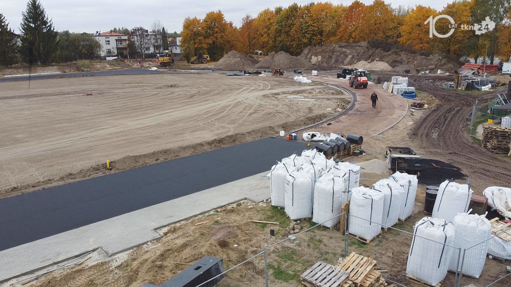Stadion Lekkoatletyczny powstaje w Końskich. Zobaczcie nowe ujęcia
