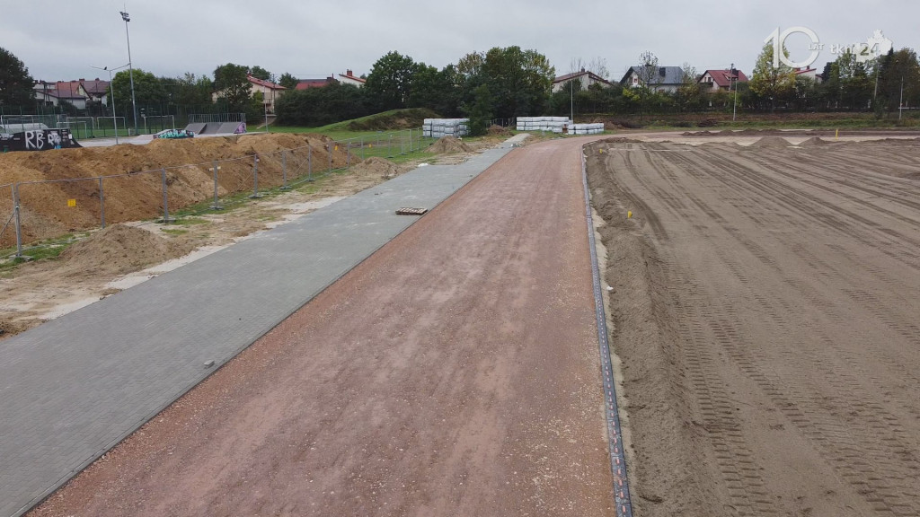 Stadion Lekkoatletyczny powstaje w Końskich. Zobaczcie nowe ujęcia