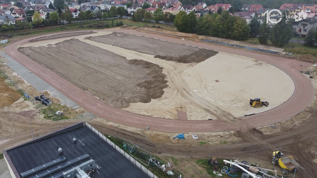 Stadion Lekkoatletyczny powstaje w Końskich. Zobaczcie nowe ujęcia
