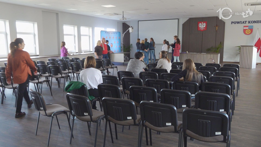 Magiczny dywan wsparciem w edukacji. Ciekawa konferencja w Końskich [wideo, zdjęcia]