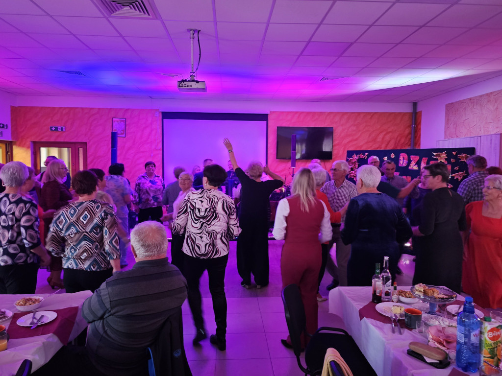 Seniorzy świętowali w Radoszycach. Tańce i wspólne świętowanie w OSP [zdjęcia]