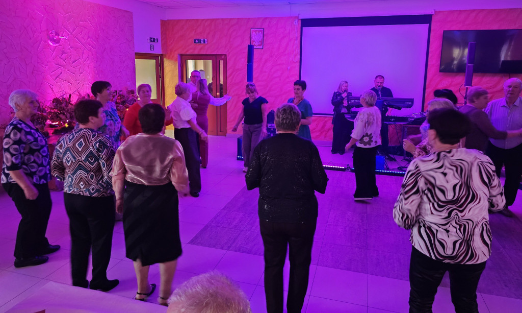 Seniorzy świętowali w Radoszycach. Tańce i wspólne świętowanie w OSP [zdjęcia]