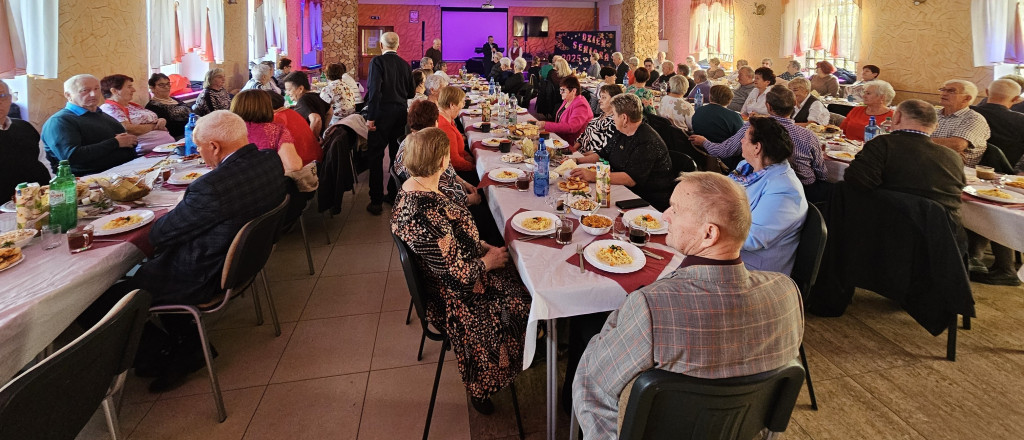 Seniorzy świętowali w Radoszycach. Tańce i wspólne świętowanie w OSP [zdjęcia]