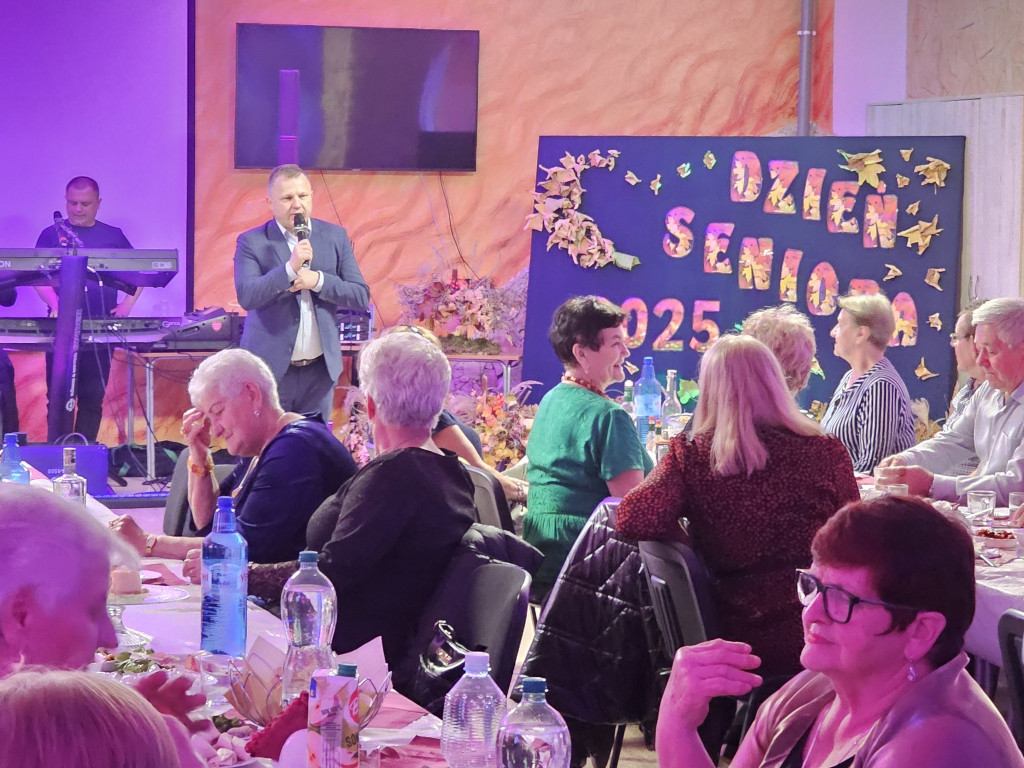 Seniorzy świętowali w Radoszycach. Tańce i wspólne świętowanie w OSP [zdjęcia]