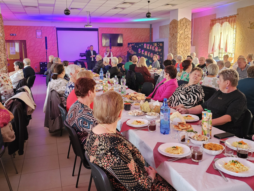 Seniorzy świętowali w Radoszycach. Tańce i wspólne świętowanie w OSP [zdjęcia]