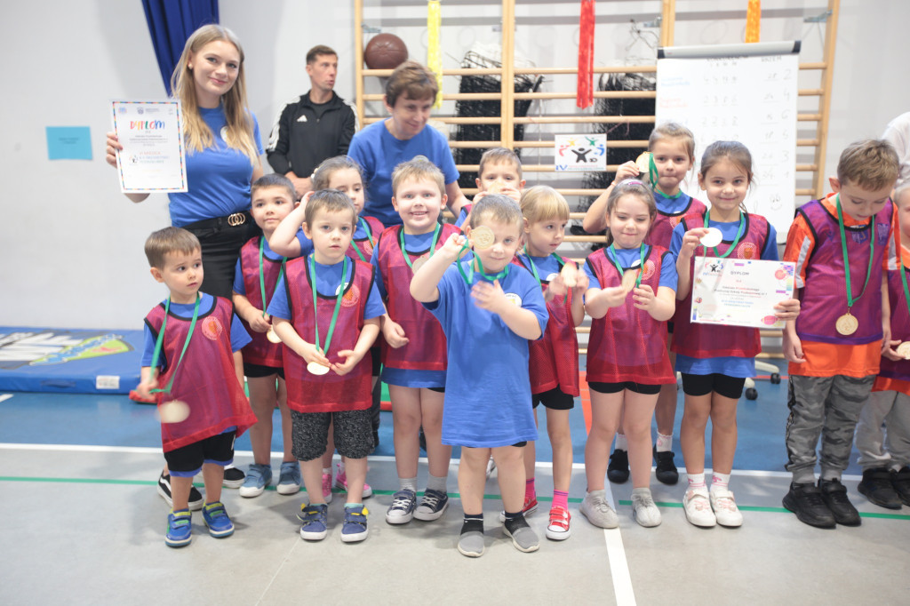 Mali sportowcy z Krasnej najlepsi w gminnej Przedszkoliadzie [wideo, zdjęcia]