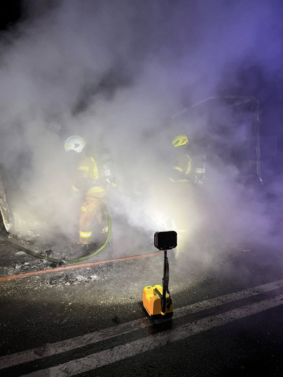 Auto dostawcze doszczętnie spłonęło na DK42 w Wyszynie Fałkowskiej