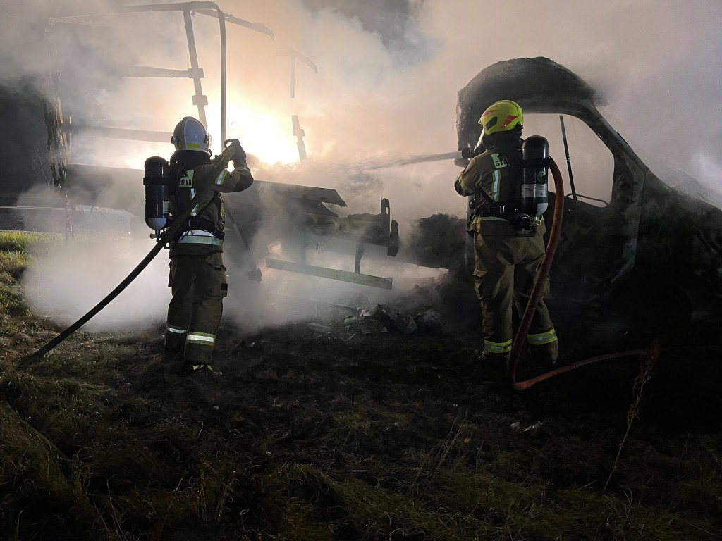 Auto dostawcze doszczętnie spłonęło na DK42 w Wyszynie Fałkowskiej