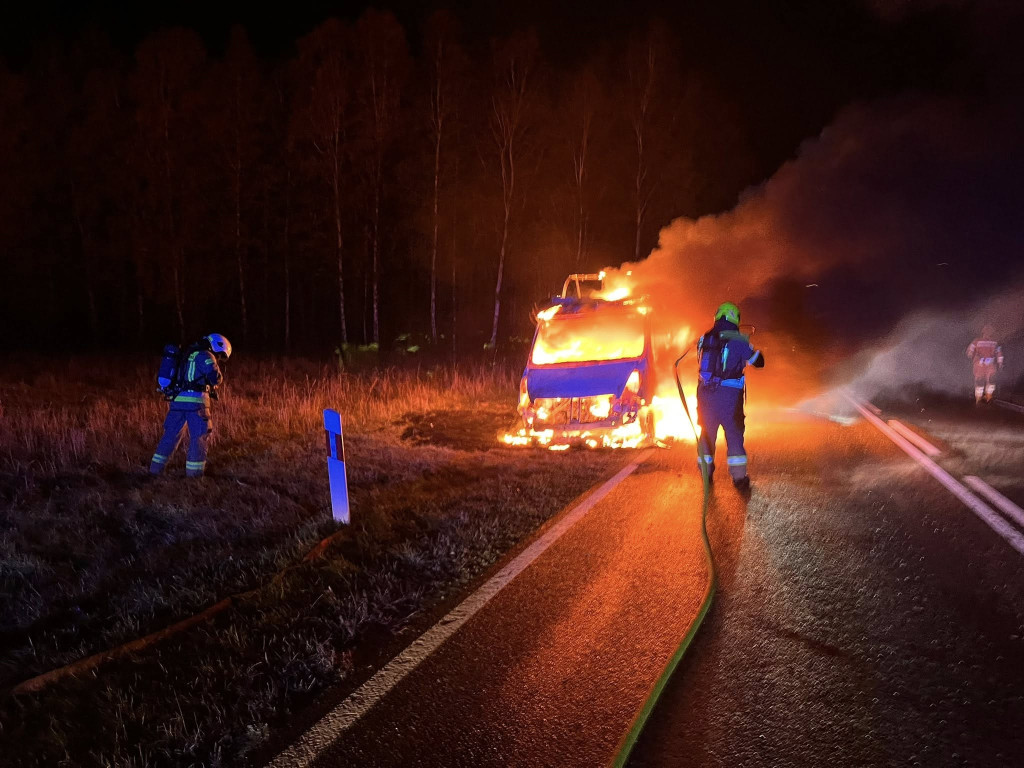 Auto dostawcze doszczętnie spłonęło na DK42 w Wyszynie Fałkowskiej