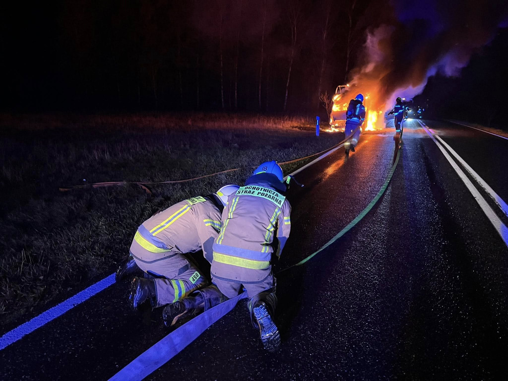 Auto dostawcze doszczętnie spłonęło na DK42 w Wyszynie Fałkowskiej